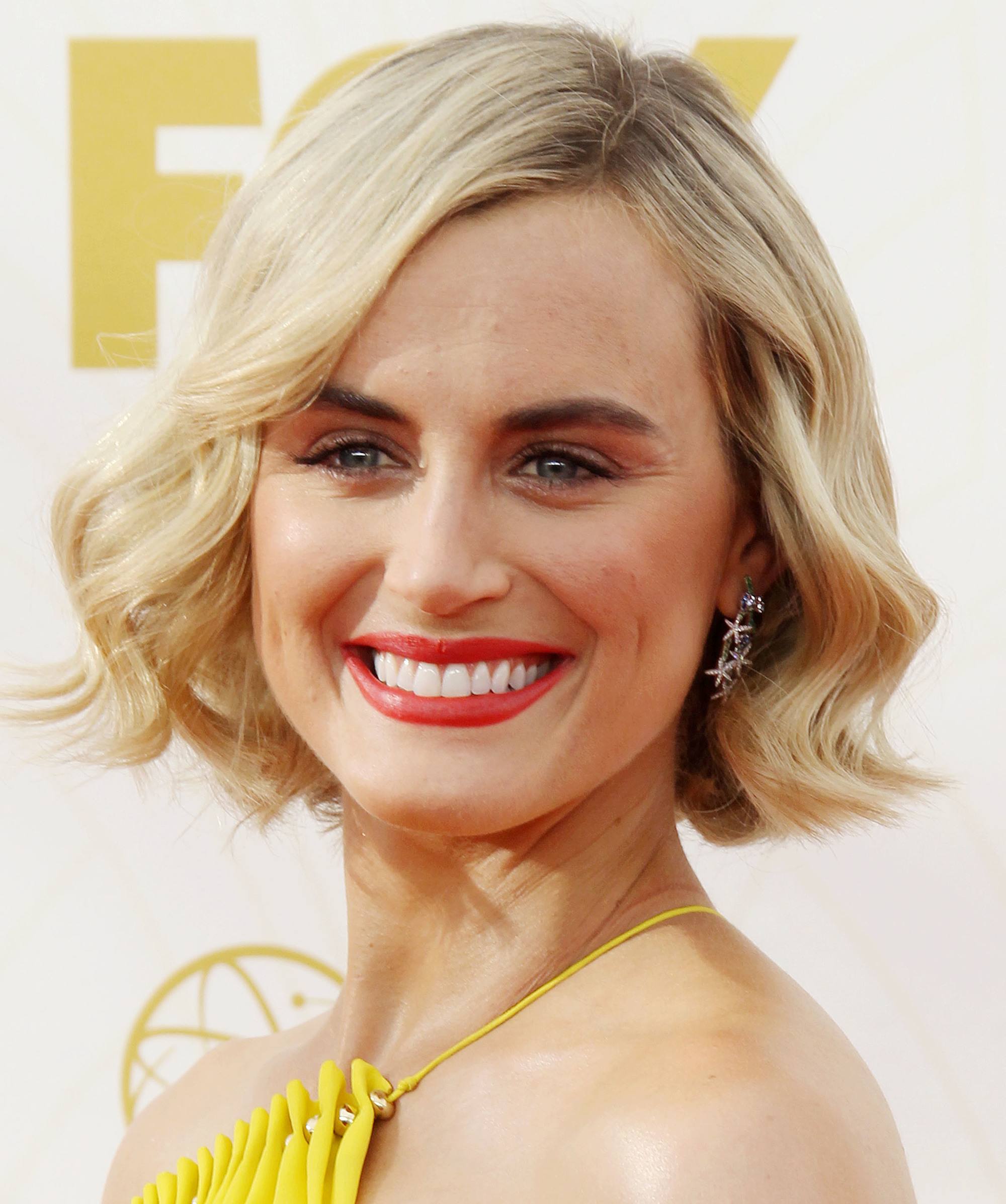 taylor schilling blonde wavy red carpet bob haircut