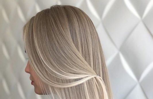 woman with long blonde ombre hair