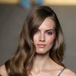 how to get shiny hair model with mousy brown hair and glossy waves