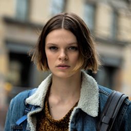 brunette model with short boyfriend bob hair