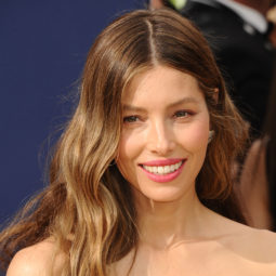 Balayage long hair: Jessica Biel with brunette balayage wavy hair