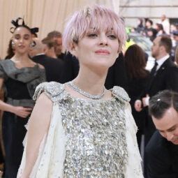 Marion Cottilard pink mushroom haircut @Justjared 1