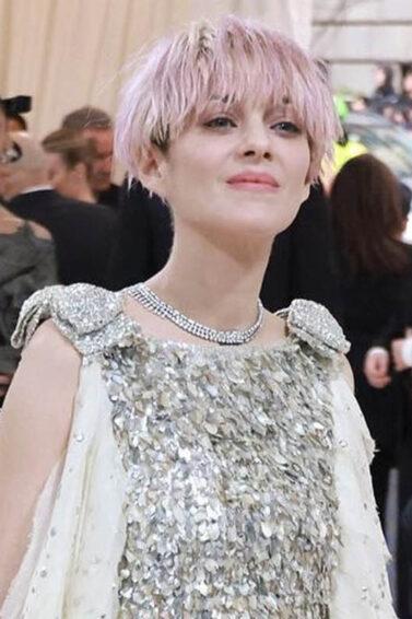 Marion Cottilard pink mushroom haircut @Justjared 1