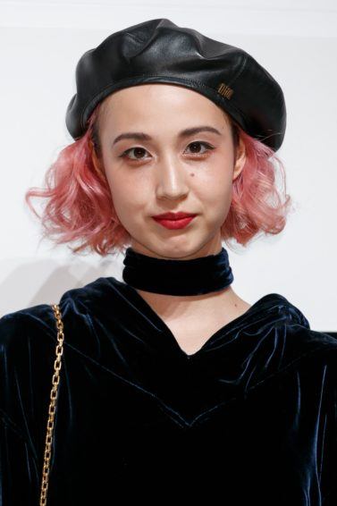 hairstyles for school short hair: model with short wavy hair with beret on it, wearing choker and velvet blue jacket